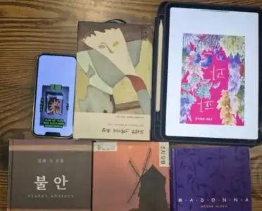 유독 모임 테이블 위의 책 사진 2