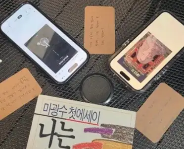유독 모임 테이블 위의 책 사진 3