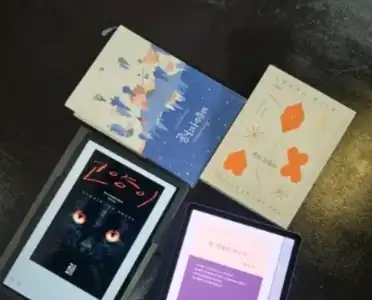 유독 모임 테이블 위의 책 사진 11